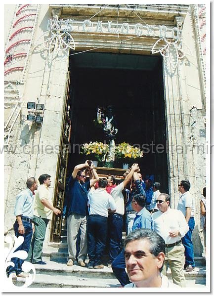 2001_2.jpg - Uscita del Simulacro dalla Chiesa Madre anno 2001